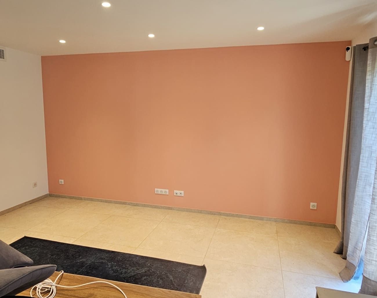 Le même séjour après, mur peint en terracotta