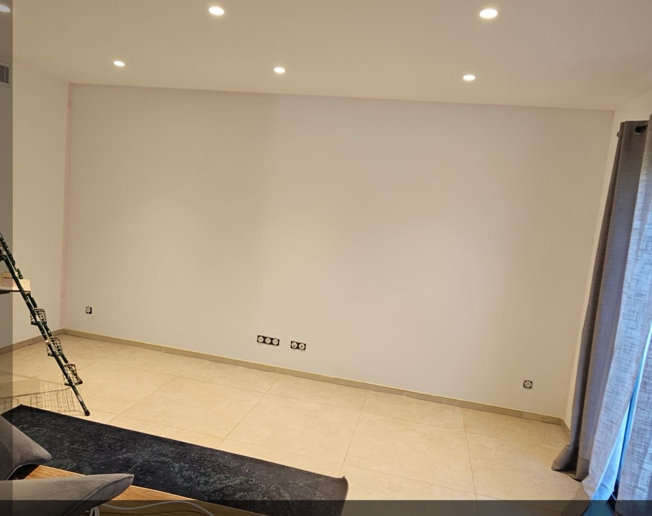 Le séjour avant peinture, mur blanc et support préparé