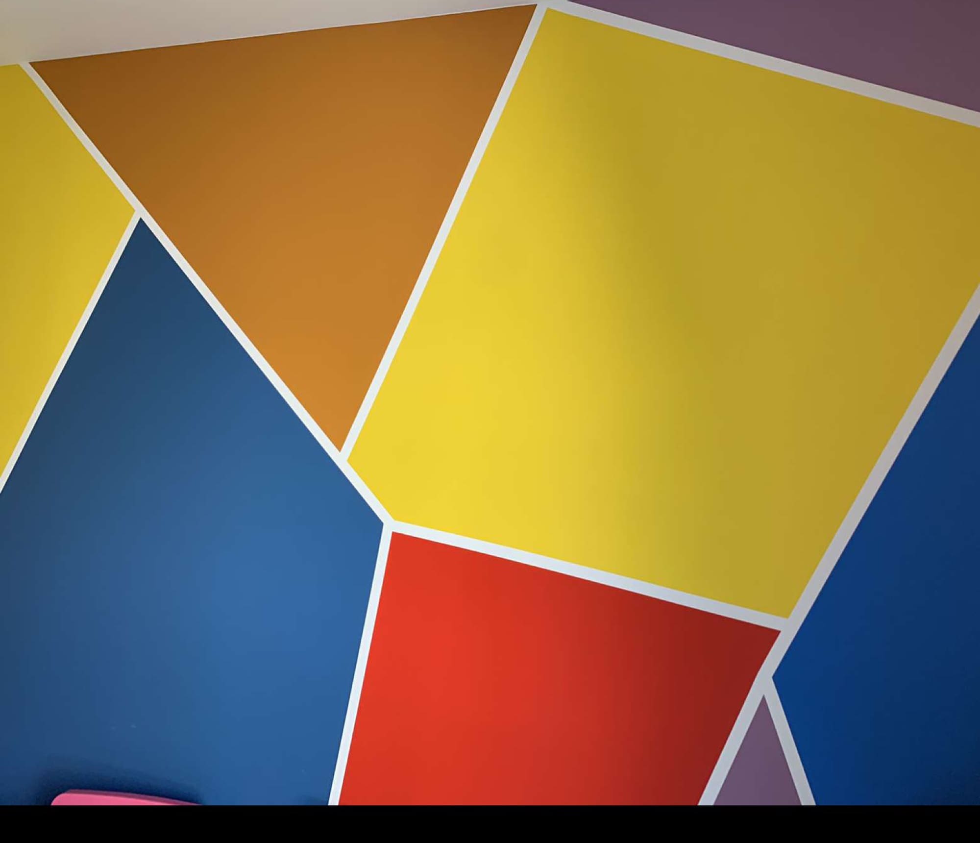 Mur peint par Or Ange Peinture : aplats de couleur séparés par des filets blancs nets