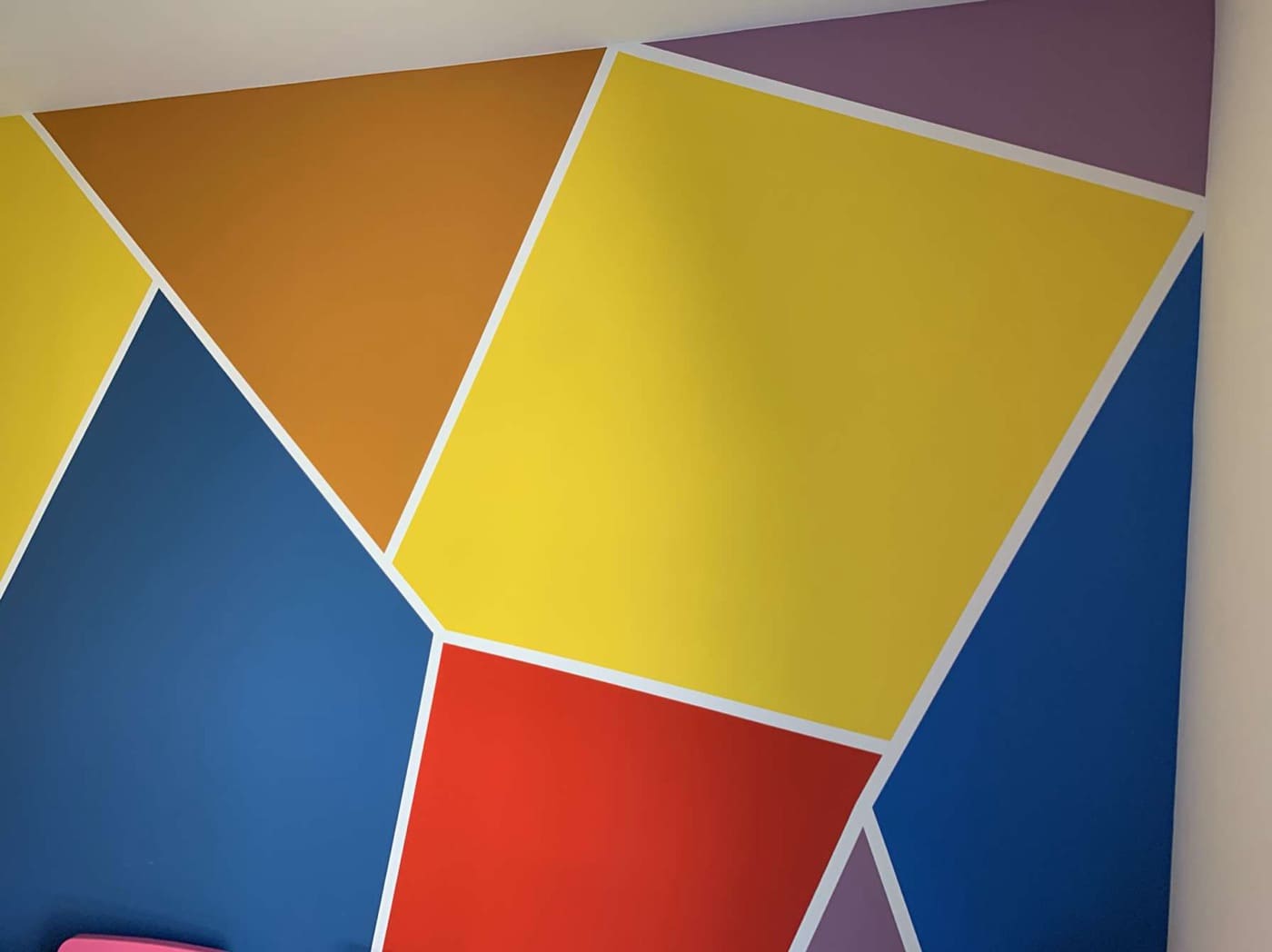 Mur en aplats de couleur avec filets blancs, chambre à Lambesc